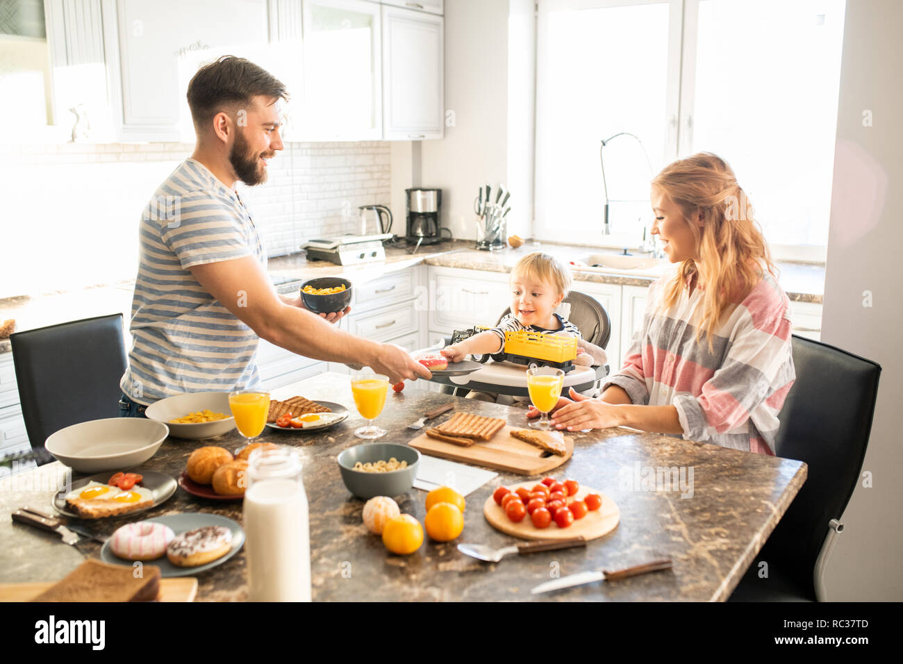 Happy Family Mit Frühstück am Morgen Stockfoto