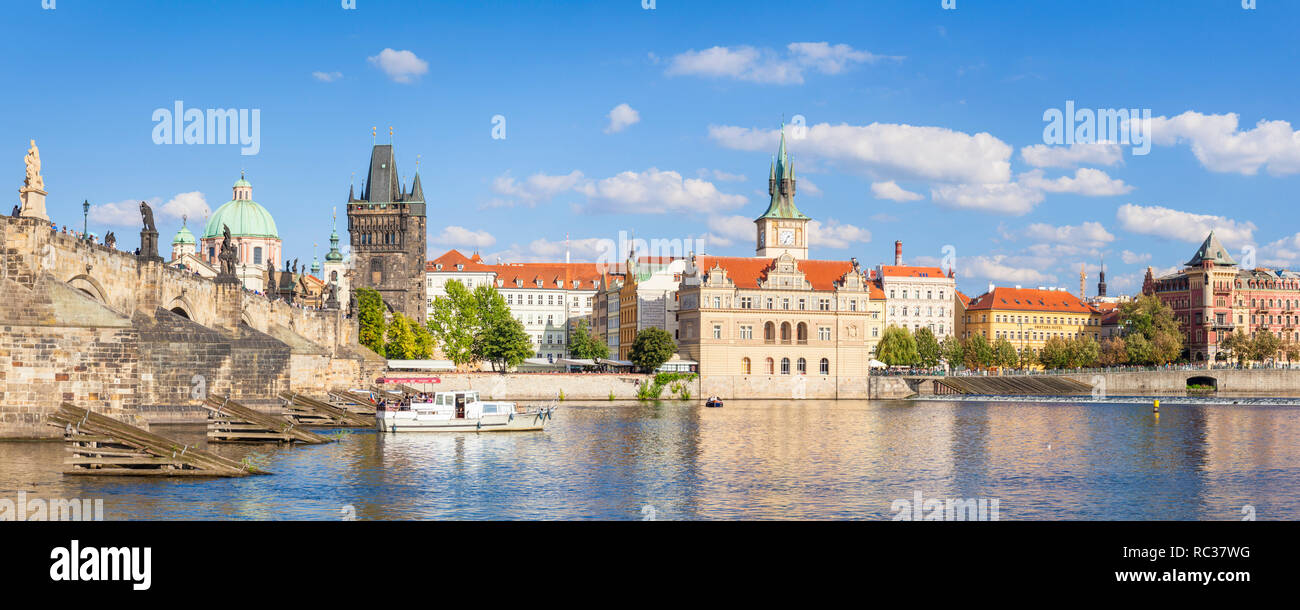 In Prag auf dem Boot für Sightseeing auf der Moldau unter der Karlsbrücke hinter den Bedrich Smetana Museum und die Altstadt Wasserturm Prag Stockfoto