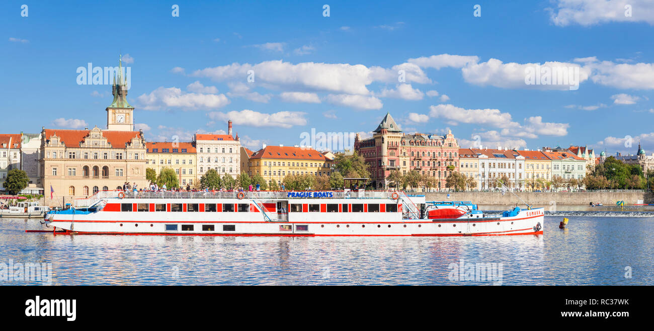 Prag River Cruise Boot für Besichtigungen an der Moldau entlang der Bedrich Smetana Museum und die Altstadt Wasserturm Prag Europa Stockfoto