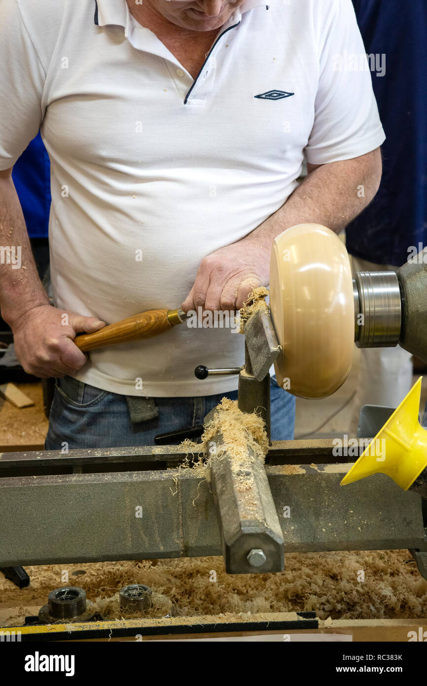 Woodworker mit einem Werkzeug Rest eine hölzerne Schüssel auf einer  Drehmaschine zu drehen Stockfotografie - Alamy