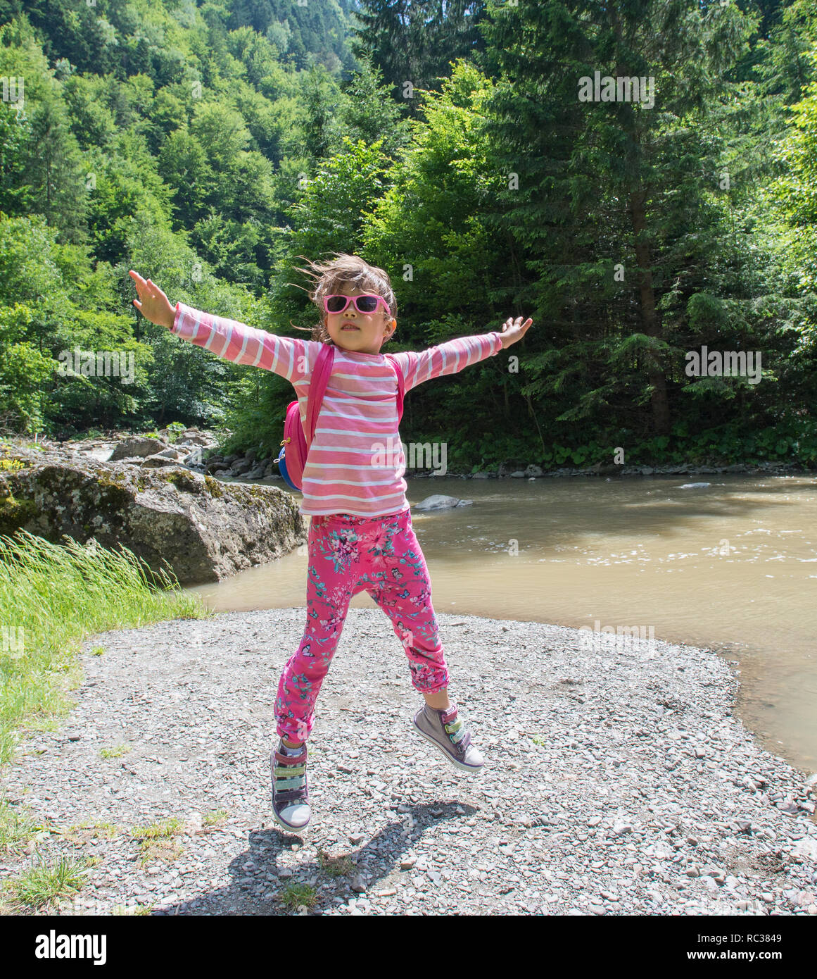 Kleine Mädchen in der Natur springen Stockfoto