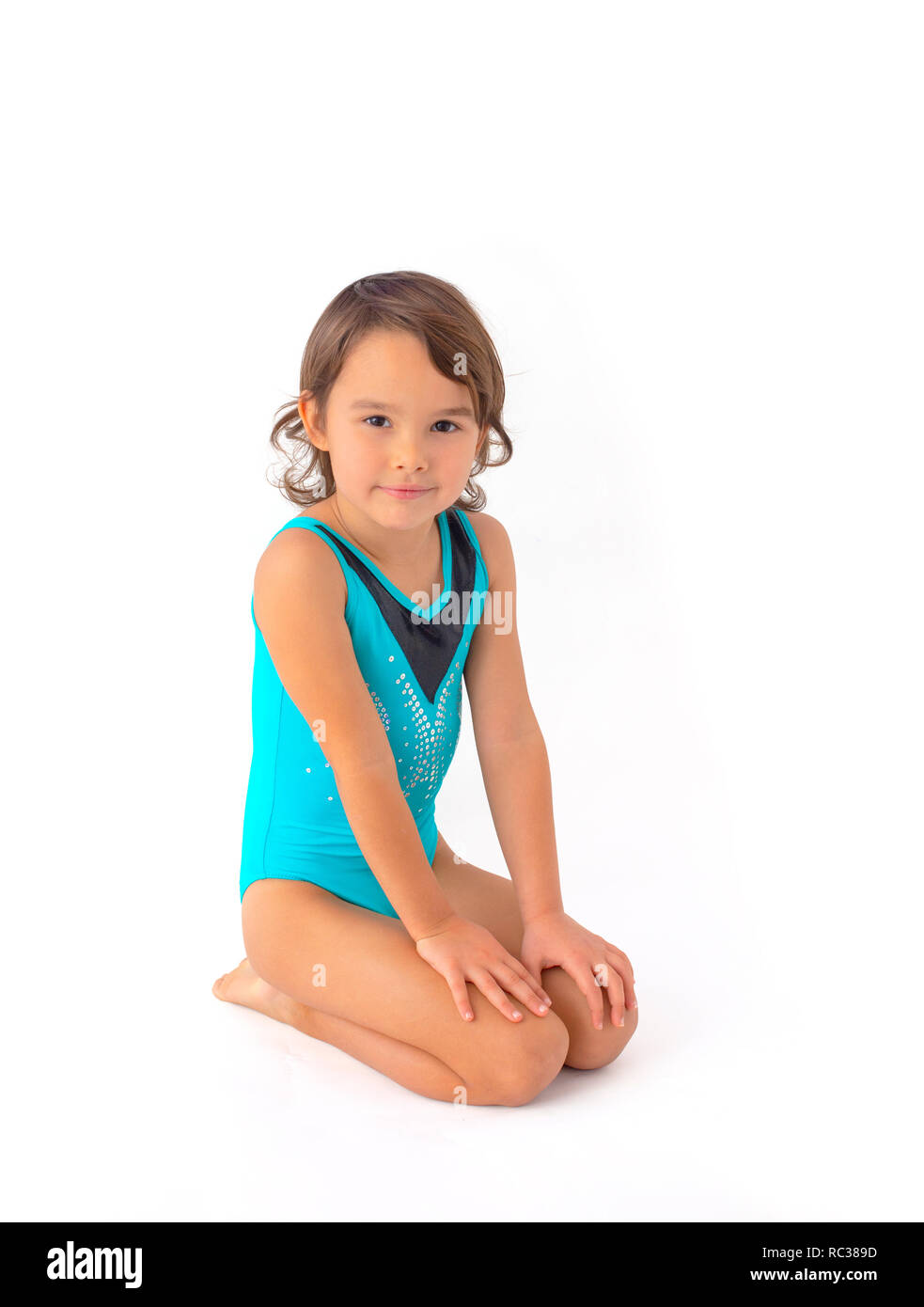 Kleines Mädchen mit Gymnastik Ausrüstung über Weiß isoliert Stockfoto