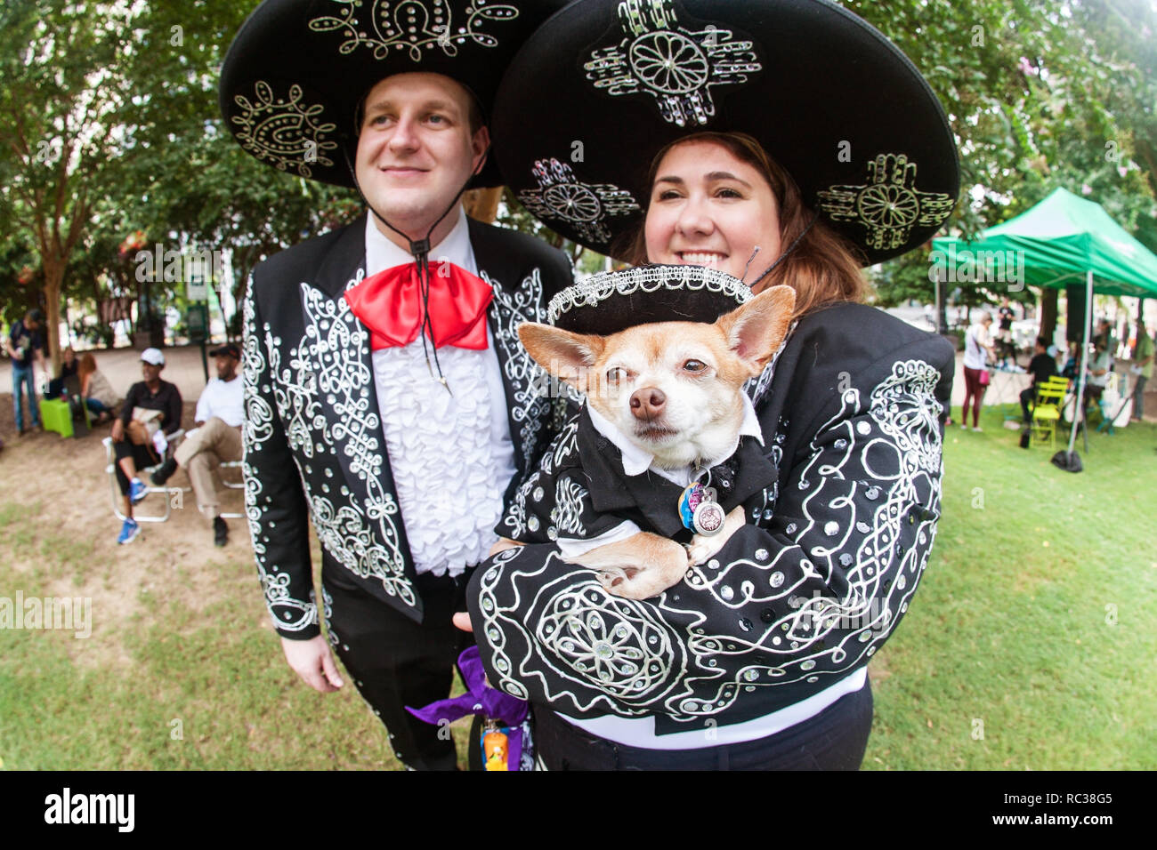Ein paar und ihre Chihuahua sind in mariachi Kostüme in Doggy Con gekleidet, ein Hund kostümwettbewerb am 18. August 2018 in Atlanta, GA. Stockfoto