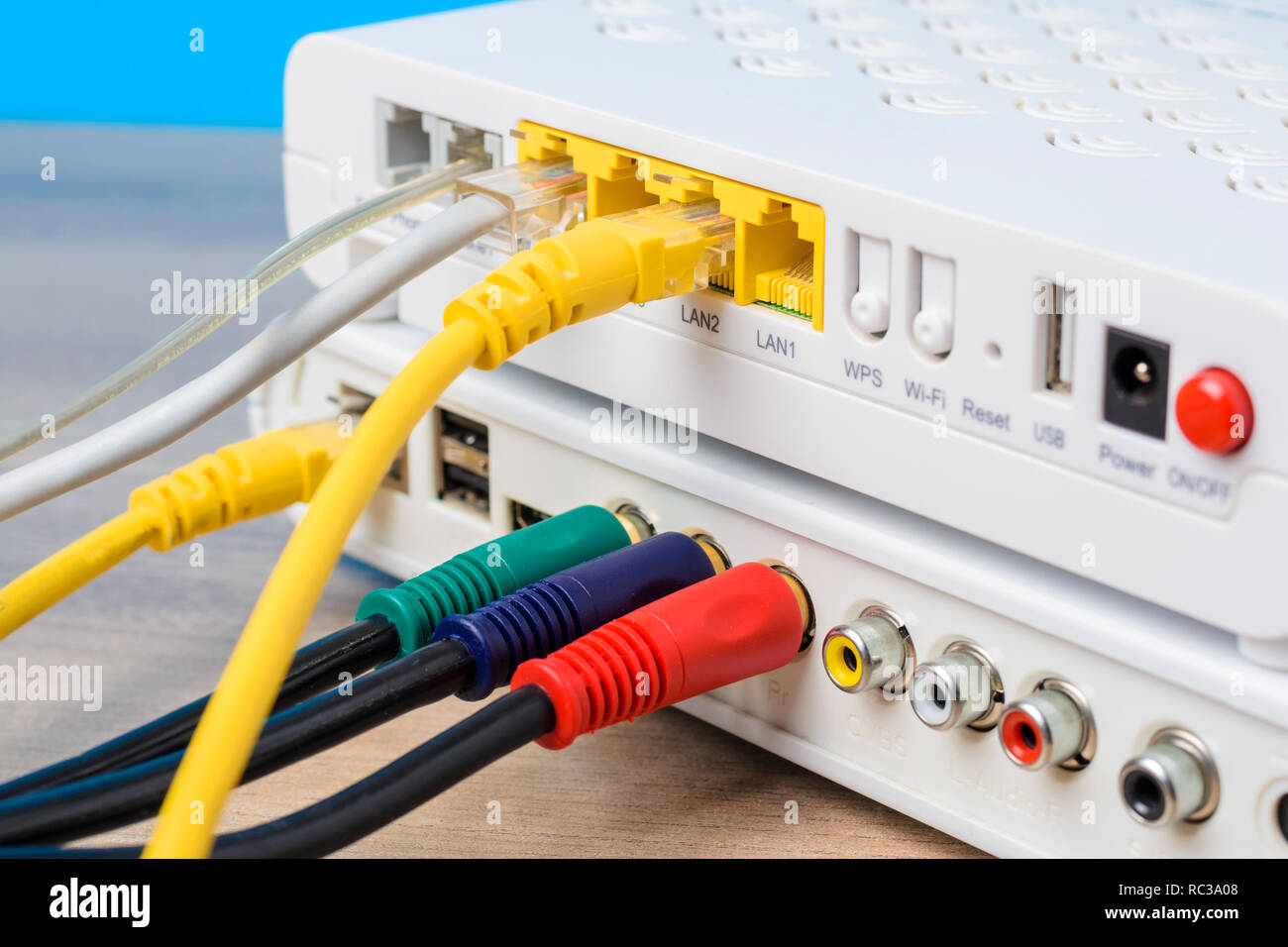 Moderne Internet Router mit Anschlussleitungen, Nahaufnahme Stockfoto