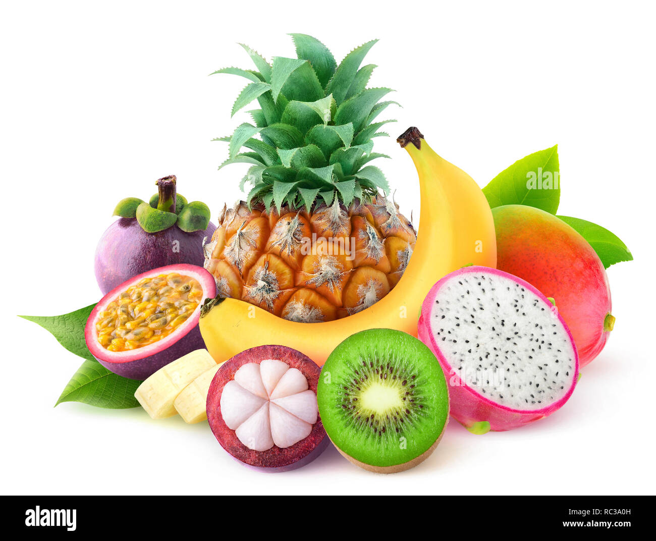 Isolierte tropische Früchte. Ananas, Banane, Mango, Kiwi, Mangosteen, Maracuja und Drachenfrucht in einem Stapel auf weißem Hintergrund mit Clipping p Stockfoto