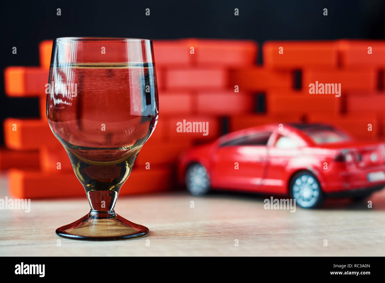 Betrunken Auto crash Unfall. Fahren Sie nicht nach Trinken Konzept. Glas und kaputten Auto Stockfoto