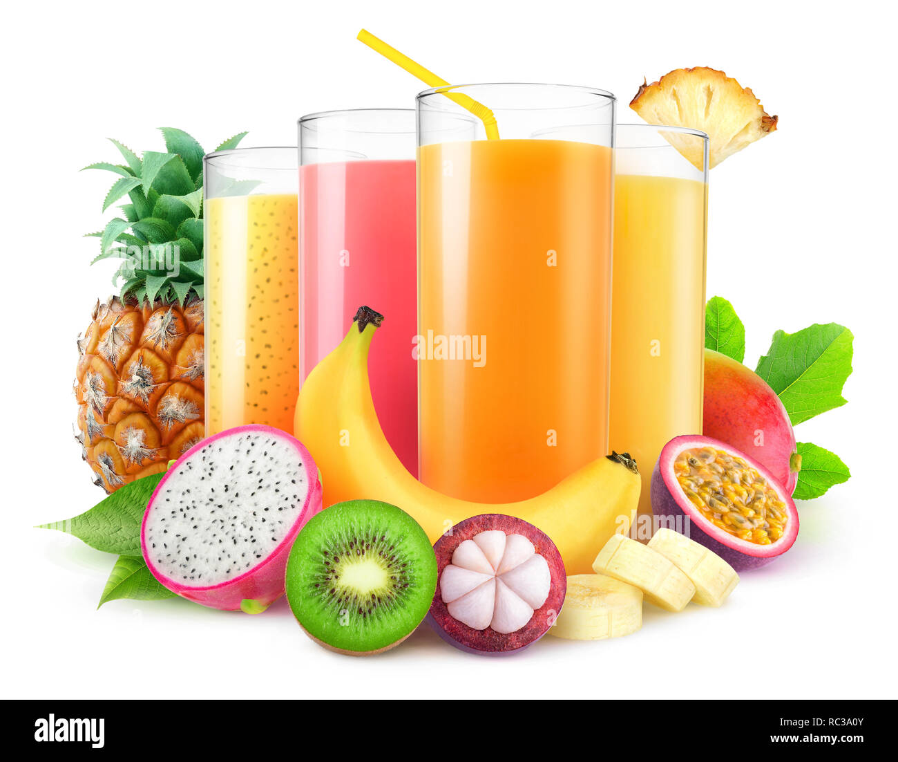 Isolierte Säfte. Gläser mit frischem Saft und Haufen von tropischen Früchten auf weißem Hintergrund mit Freistellungspfad isoliert Stockfoto