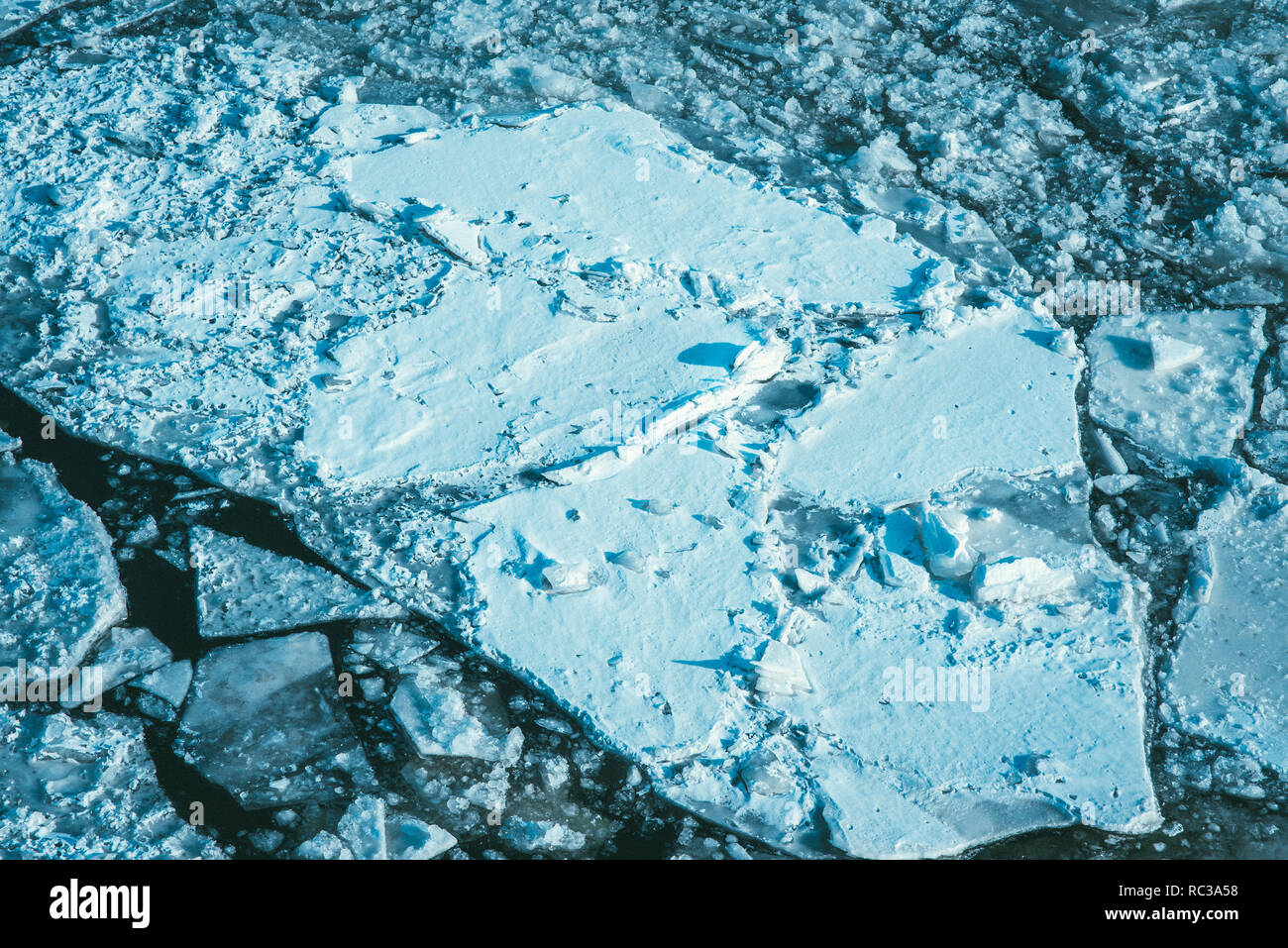 Luftaufnahme von gefrorenen See. Risse im Eis von drohne anzeigen. Hintergrund Textur Konzept Stockfoto
