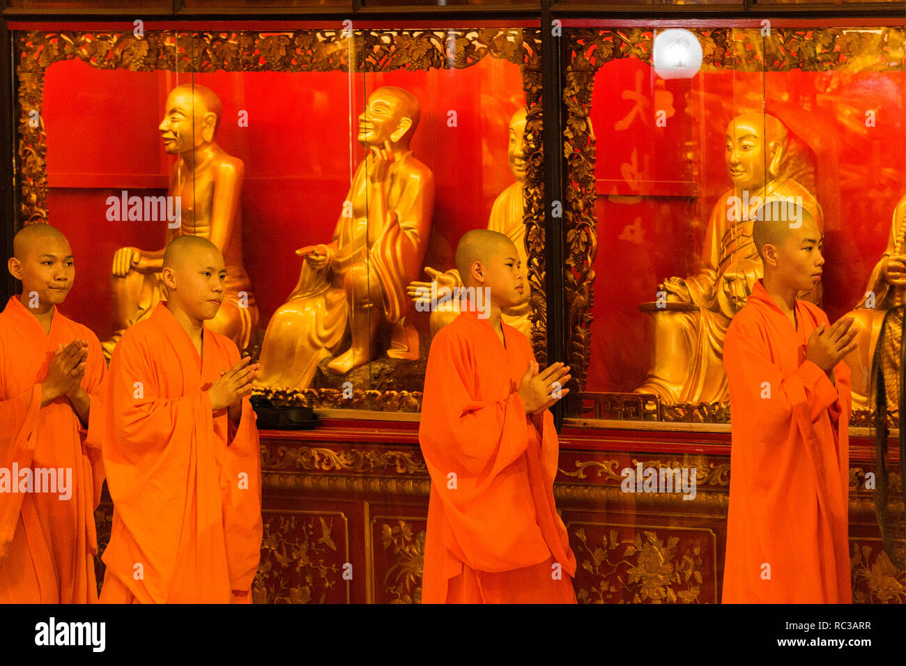 Mönche beten für das chinesische Neujahrsfest in Wat Mangkon Kamalawat in Chinatown, Bangkok, Thailand Stockfoto