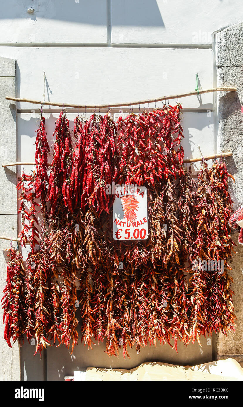 Bundles aus rotem Pfeffer auf dem italienischen Markt. Stadt Amalfi, Italien Stockfoto