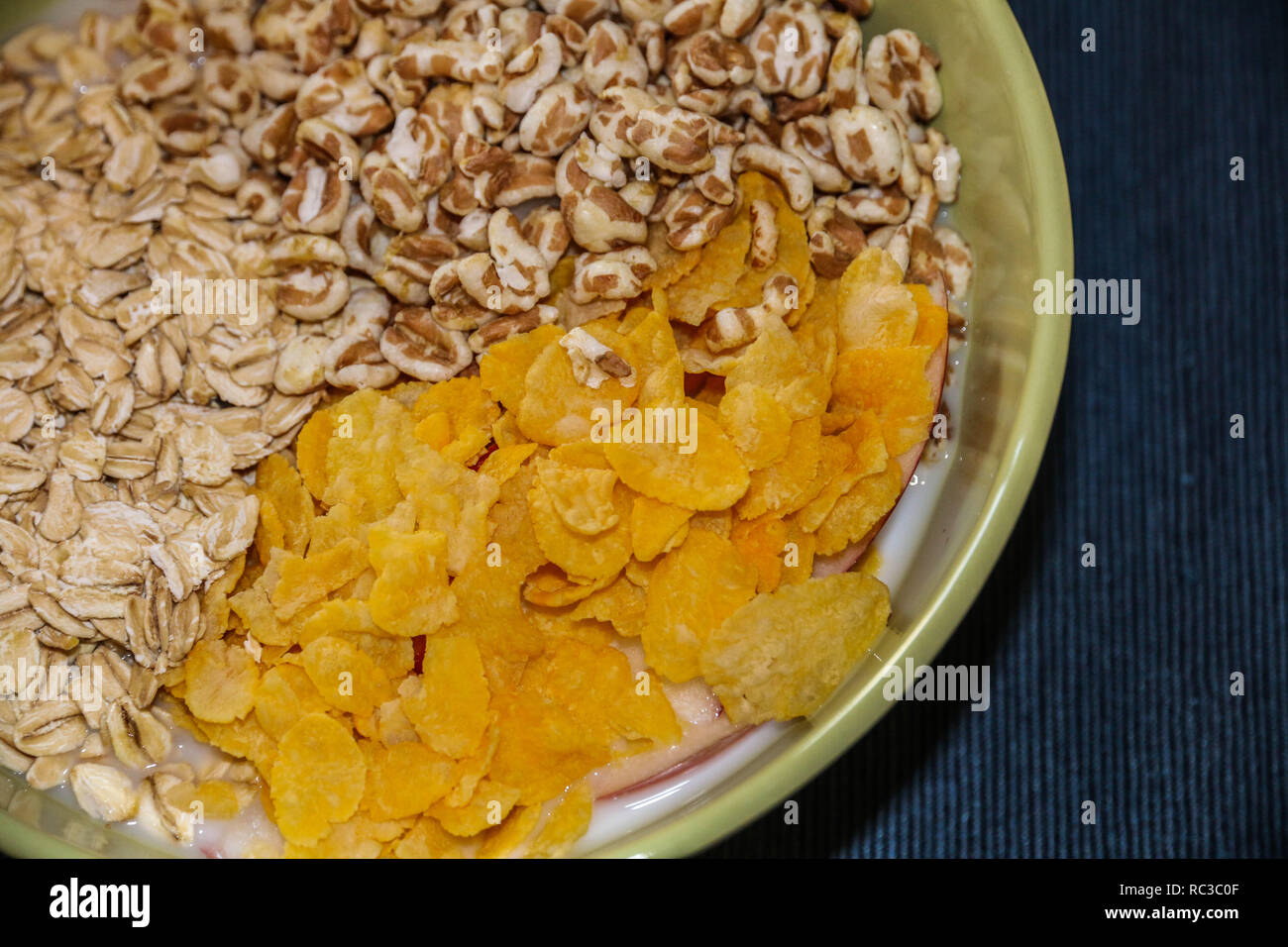 Verschiedene Getreide Reis Milch. Morgen Essen für einen guten Start. Stockfoto