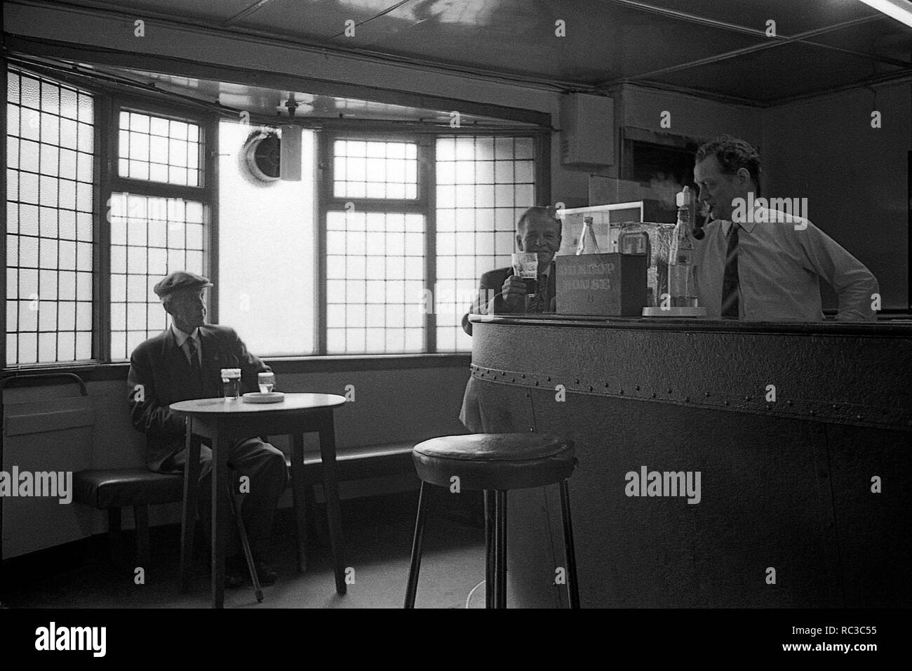 Kunden und Publizist in der Tudor Public Bar, Tichfield Street, Kilmarnock 1971 Stockfoto