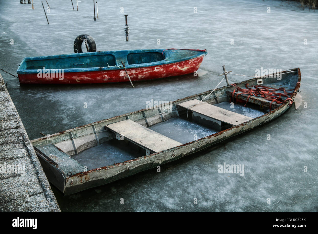 Altes holz Fischerboote in See Wasser gefroren auf Winterzeit. Stockfoto