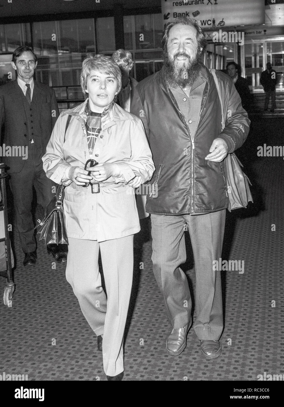 Sowjetische Schriftsteller, Autor und Historiker Alexander Solschenizyn und seine Frau Natalia in London anreisen, Mai 1983. Stockfoto