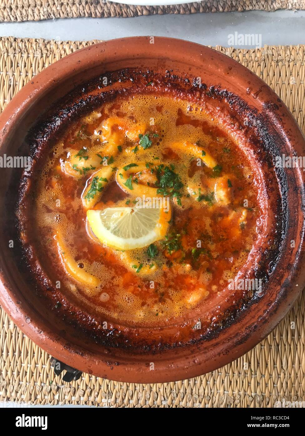 Marokkanisches Essen in Ton Teller Stockfoto