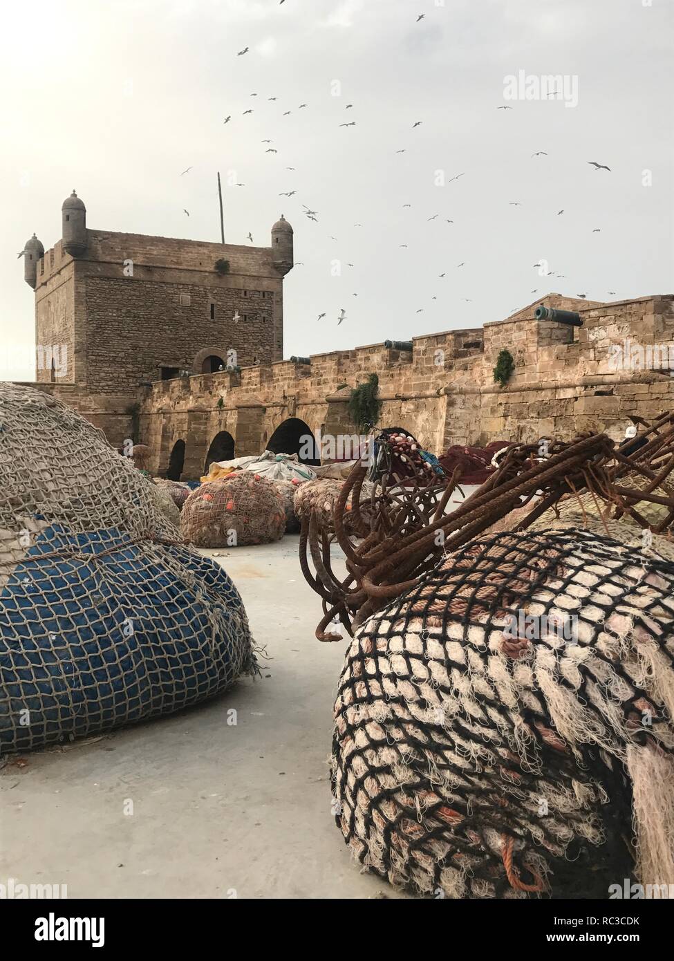 Fischernetze an Festung in Essaouira. Stockfoto