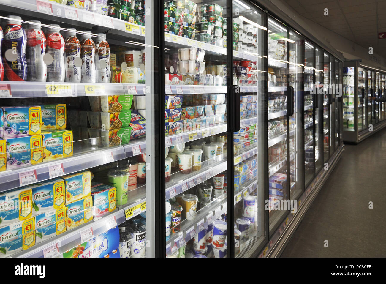Joghurt Kühlschrank in einem Supermarkt Stockfotografie - Alamy