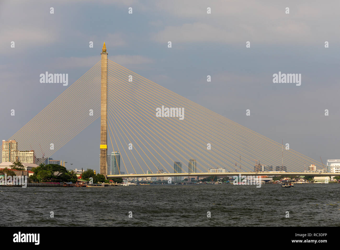Brücke über den Fluss in Bangkok, Thailand Stockfoto