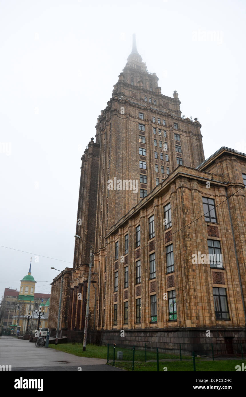 Äußere der Lettischen Akademie der Wissenschaften, die zwischen 1951 und 1961 im Stalinistischen Stil, Riga, Lettland, Baltikum, Dezember 2018 Stockfoto