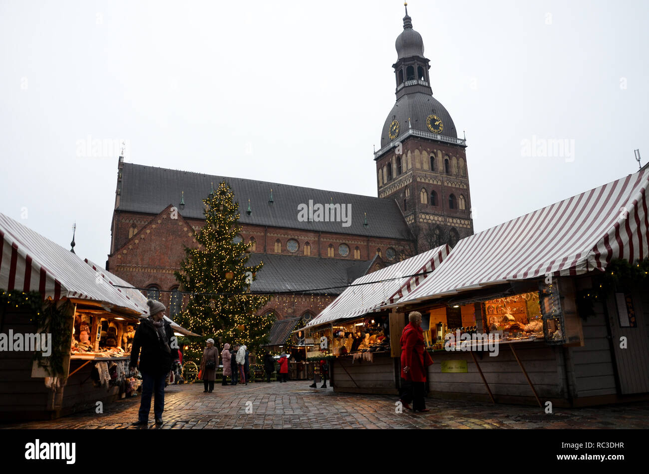 Dom zu Riga und der Weihnachtsmarkt am Cathedral Square, Riga, Lettland, Baltikum, Dezember 2018 Stockfoto
