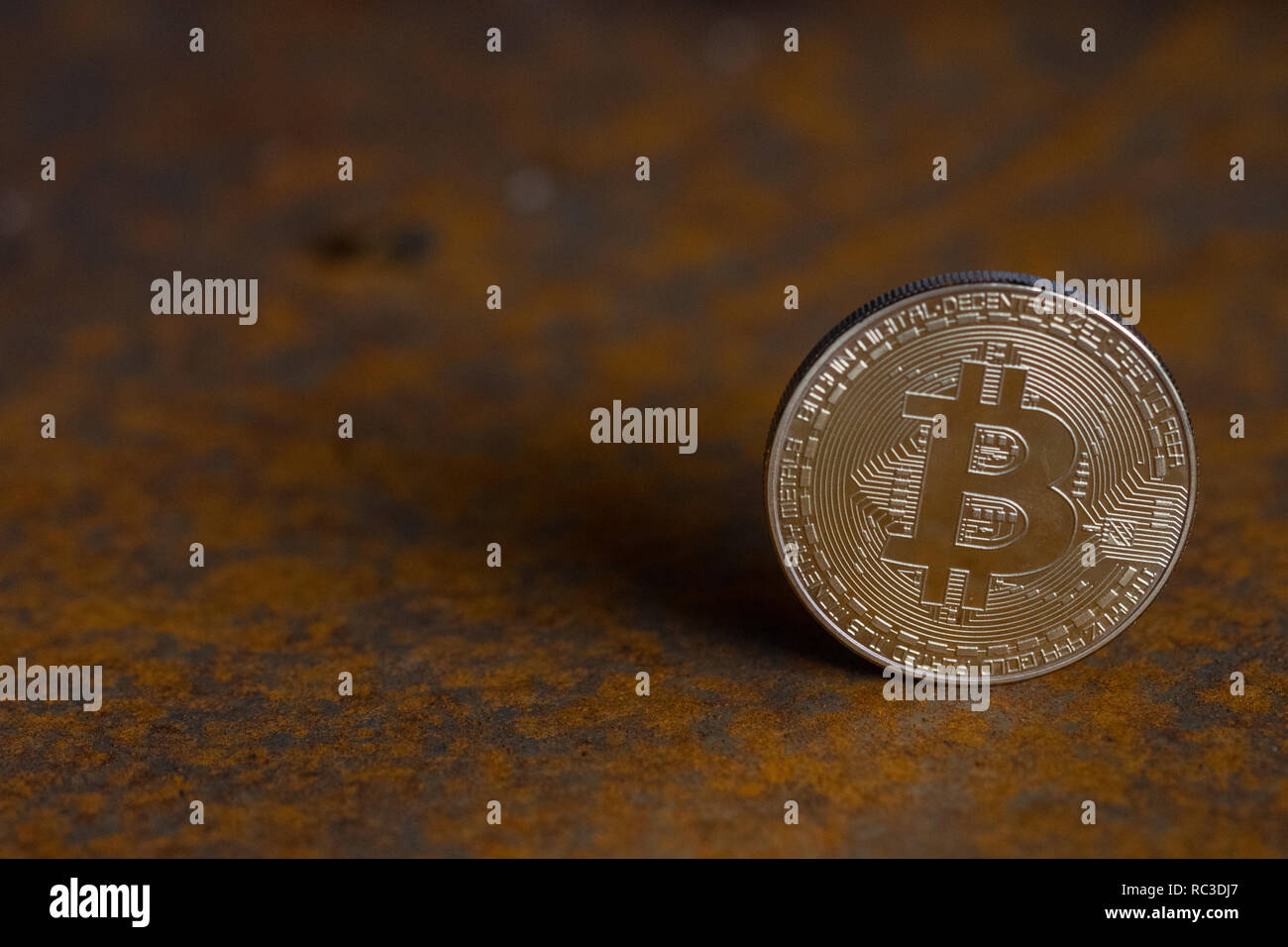 Golden bitcoin Münze close-up mit rostigen Hintergrund Stockfoto