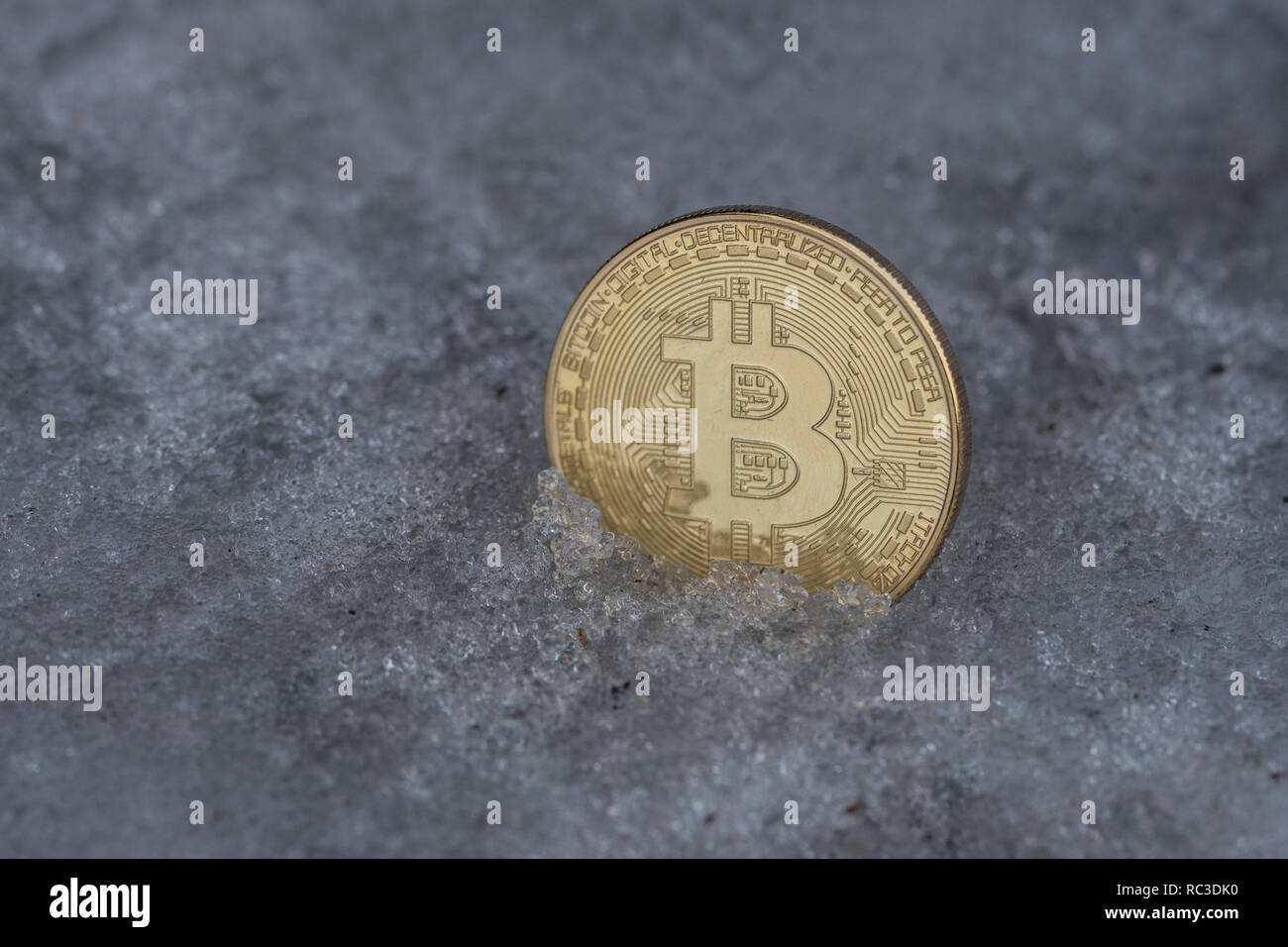 Golden bitcoin Münze in Eis-crypto Währung Eiszeit Stockfoto