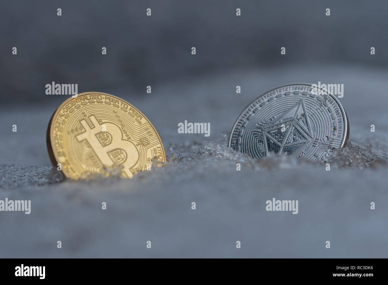 Golden bitcoin Münze und Silber des Astraleums Münze in Eis-crypto Währung Eiszeit Stockfoto