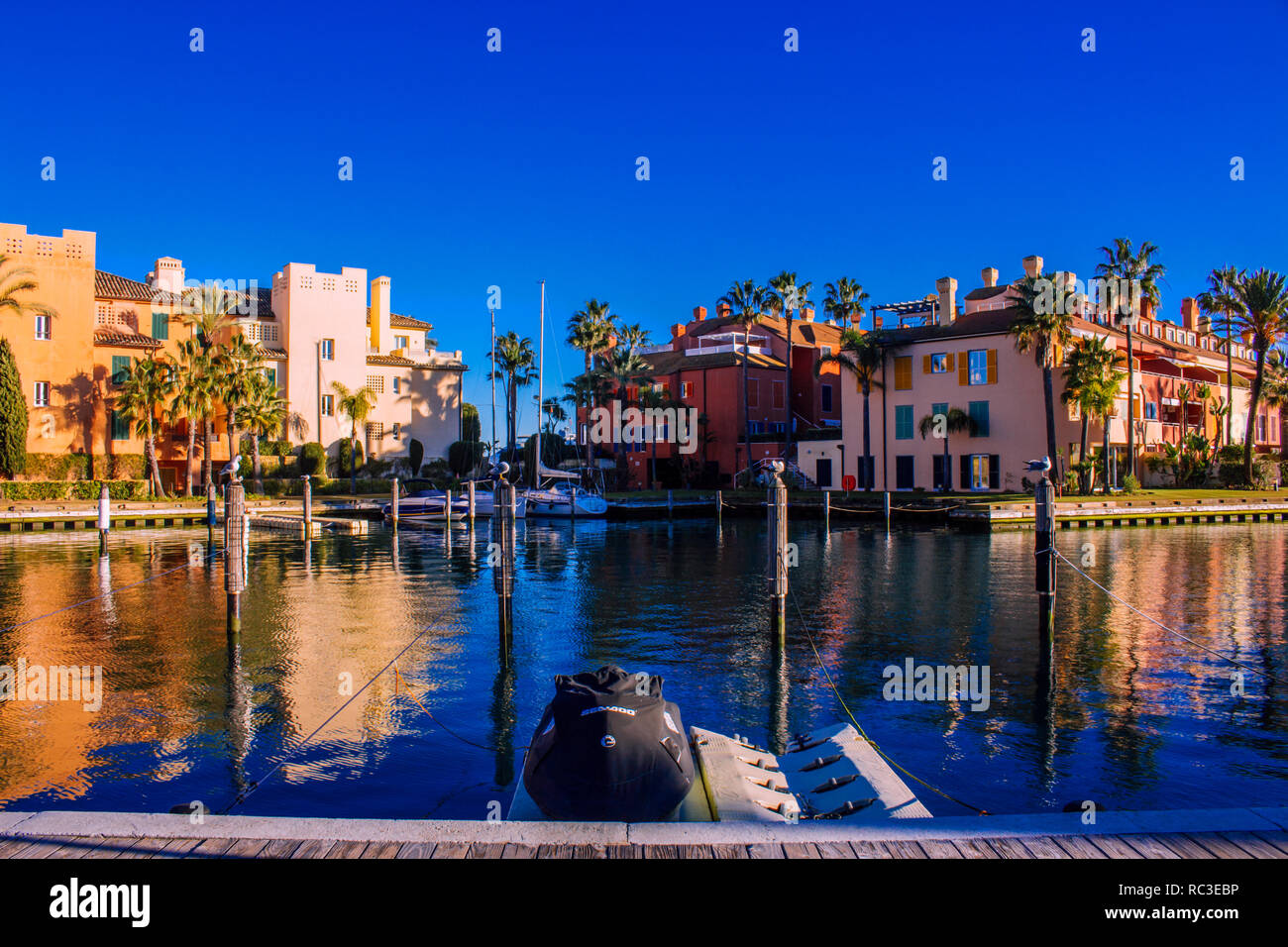 Hafen von Sotogrande. Hafen, Meer, Yachten und bunten Häusern. Sotogrande, Costa del Sol, Andalusien, Spanien. Bild aufgenommen - 13. Januar 2019. Stockfoto