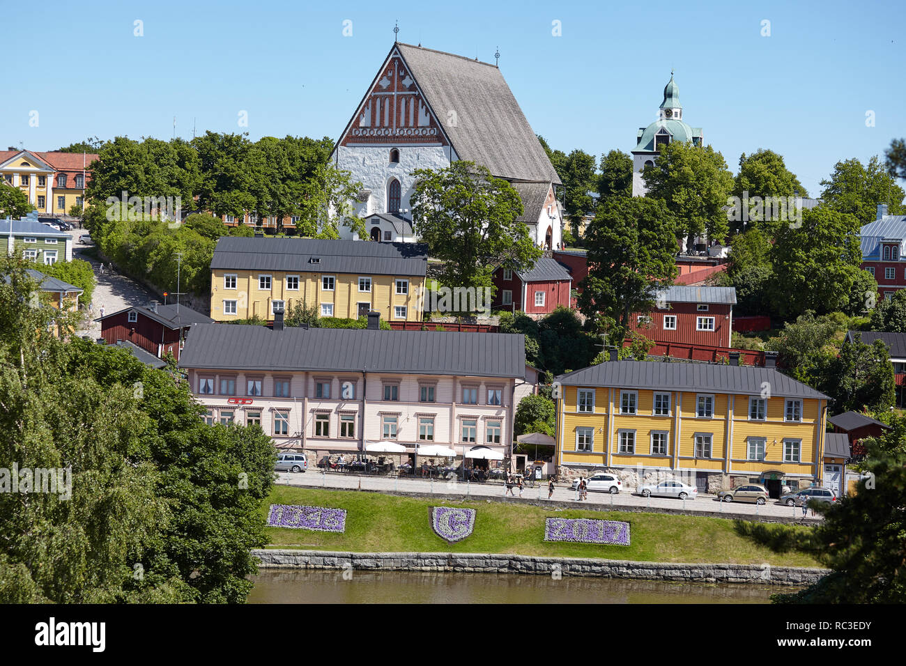 Porvoo, Finnland - 16. Juli 2017: Blick auf den Fluss Porvoonjoki und Porvoo Cathedral. Es wurde im 15. Jahrhundert erbaut, obwohl die ältesten Teile Datum Stockfoto
