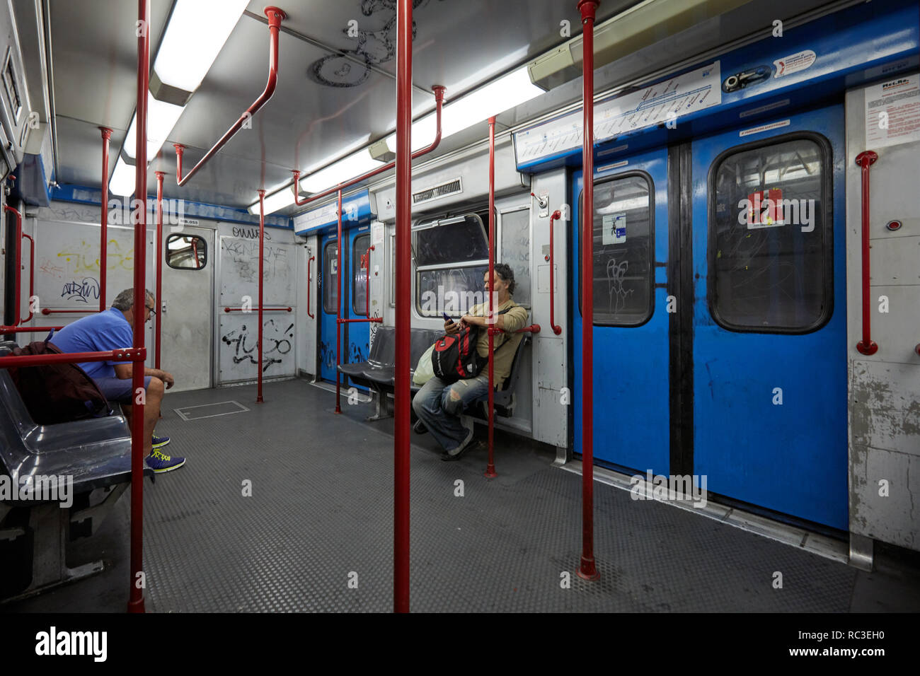 Rom, Italien - 15. August 2018: Menschen in einer U-Bahn in der Metro von Rom. Stockfoto