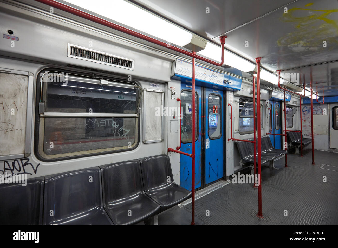 Rom, Italien - 15. August 2018: Innenansicht einer U-Bahn in der Metro von Rom. Stockfoto