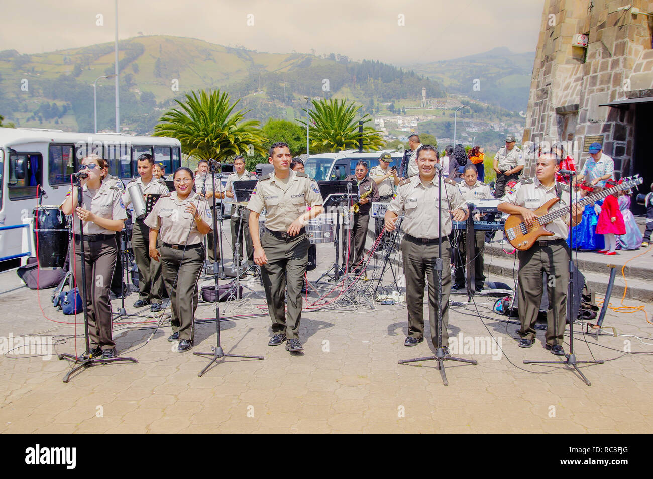 Quito, Ecuador, 12. Dezember 2018: Im freien Blick auf die Gruppe der Polizei singen und spielen verschiedene Instrumente unterhalb der Virgen del Panecillo Stockfoto