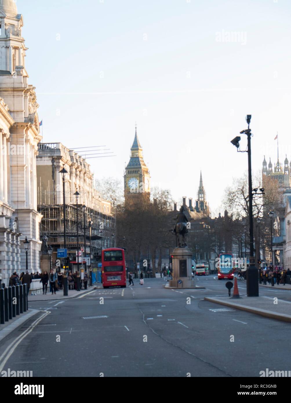 Big Ben Y Autobus En Una Calle Del Centro De Londres Stockfotografie Alamy