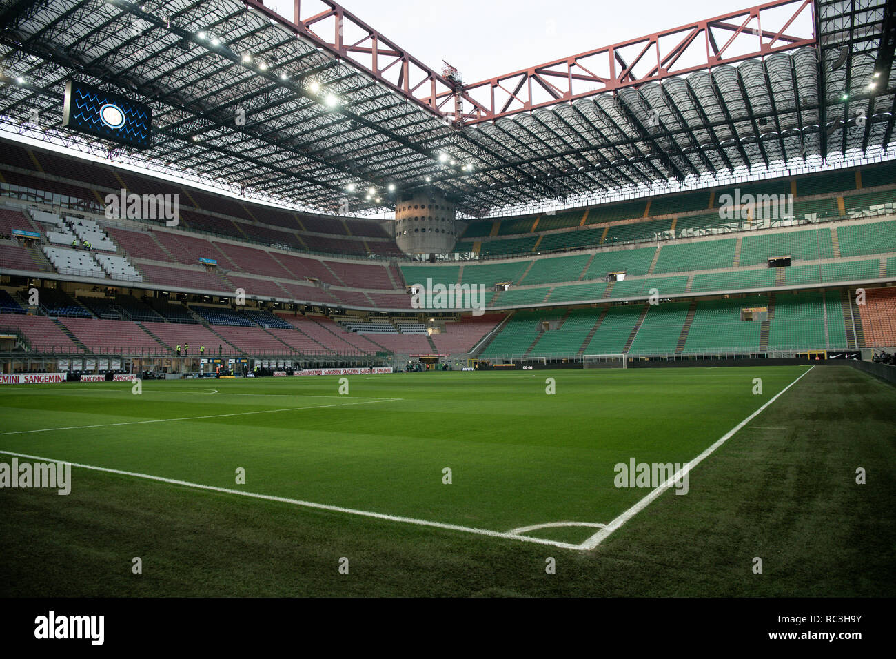 Mailand, Italien. 13. Januar 2019. Eine allgemeine Ansicht des leeren Stadion vor den italienischen Pokal "Coppa Italia" Fußballspiel, Inter Mailand vs Benevento Calcio San Siro Meazza Stadion in Mailand, Italien, am 13. Januar 2019. Das Fußballspiel ist hinter verschlossenen Türen gespielt nach Neapel der senegalesischen Spieler Kalidou Koulibaly war Gegenstand einer rassistischen Gesänge vom FC Internazionale's 'ultra'-Fans während der Boxing Day übereinstimmen. Credit: Piero Cruciatti/Alamy leben Nachrichten Stockfoto