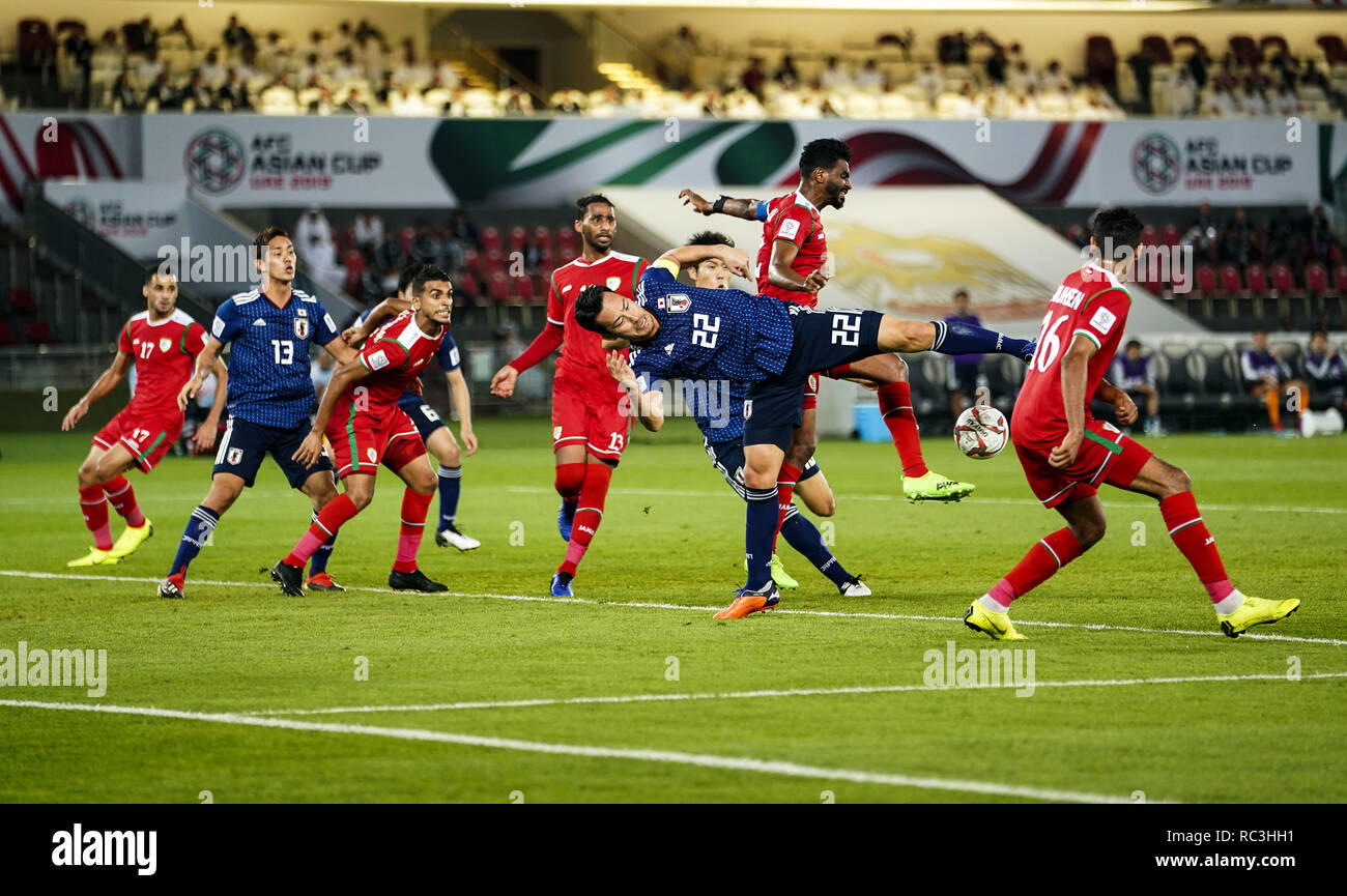 Kerbe. 13 Jan, 2019. Zayed Sports City Stadium, Abu Dhabi, Vereinigte Arabische Emirate; AFC Asian Cup Fußball, Oman gegenüber Japan; Maya Yoshida von Japan failling zu zählen. Ulrik Pedersen/CSM/Alamy leben Nachrichten Stockfoto