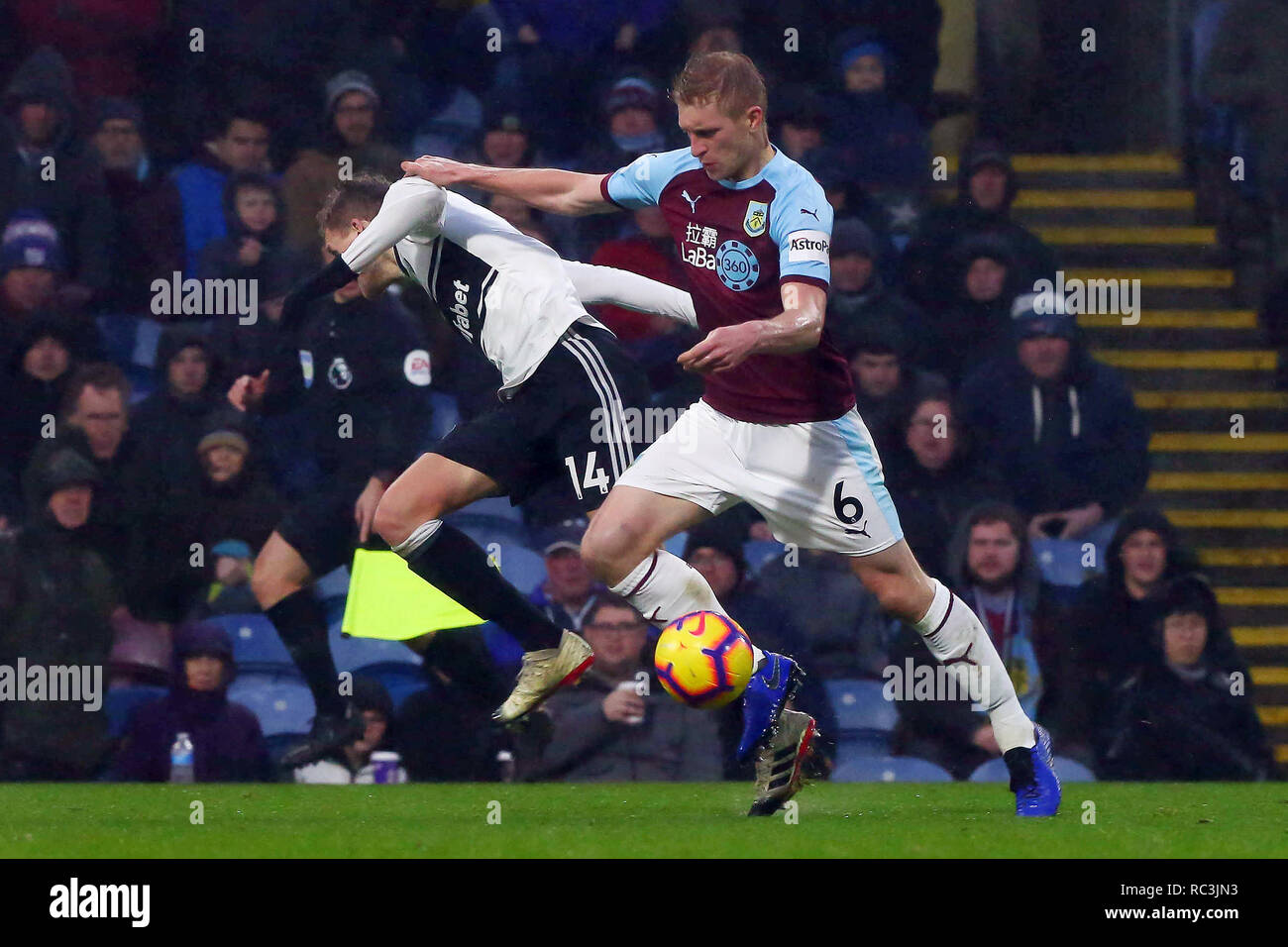 Burnley, Lancashire, UK. 12. Januar 2019. Ben Mee von Burnley und Andre Schurrle von Fulham in der Premier League Match zwischen Burnley und Fulham in Turf Moor am 12. Januar 2019 in Burnley, England. (Foto von Tony Taylor/phcimages.com) Credit: PHC Images/Alamy leben Nachrichten Stockfoto