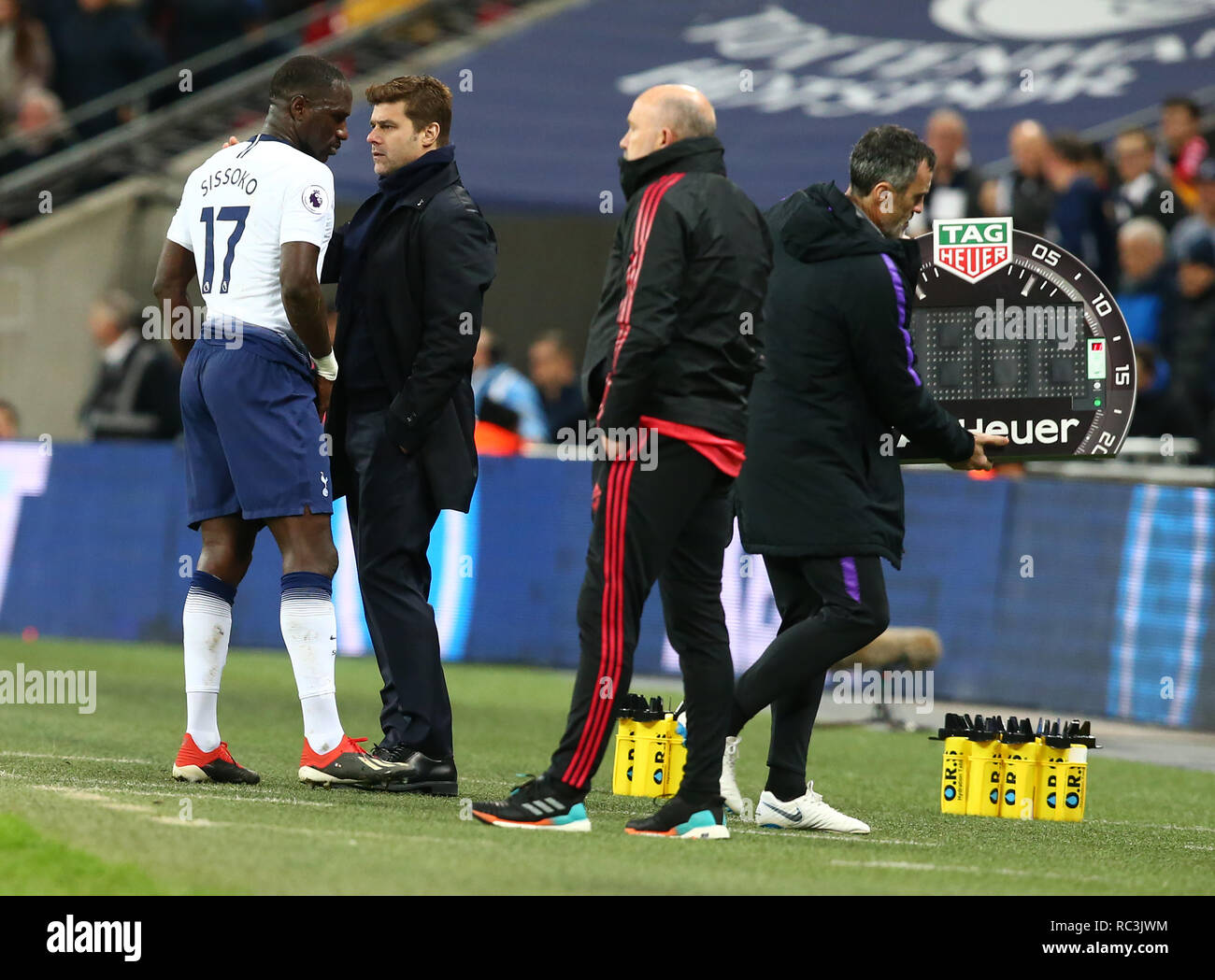 London, Großbritannien. 13. Januar 2019. Tottenham Hotspur von Moussa Sissoko spricht zu Tottenham Hotspur Manager Mauricio Pochettino während der Englischen Premier League zwischen Manchester United und Tottenham Hotspur im Wembley Stadion, London, England am 13 Jan 2019 Credit Aktion Foto Sport FA Premier League und der Football League Bilder unterliegen dem DataCo Lizenz. Redaktionelle Verwendung nur. Kein Print Sales. Keine persönlichen Gebrauch. Keine unbezahlten Einsatz Credit: Aktion Foto Sport/Alamy leben Nachrichten Stockfoto