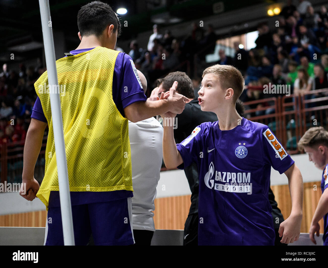 photo Fk Austria Wien U15 https www alamy de wurzburg deutschland 13 jan 2019 austria wien fc augsburg kerim abazovic wien ist klatschen gesfussballjunioren u15 internationale u 15 hallenturnier 13012019 verwendung der weltweiten kredit dpaalamy leben nachrichten image231191364 html