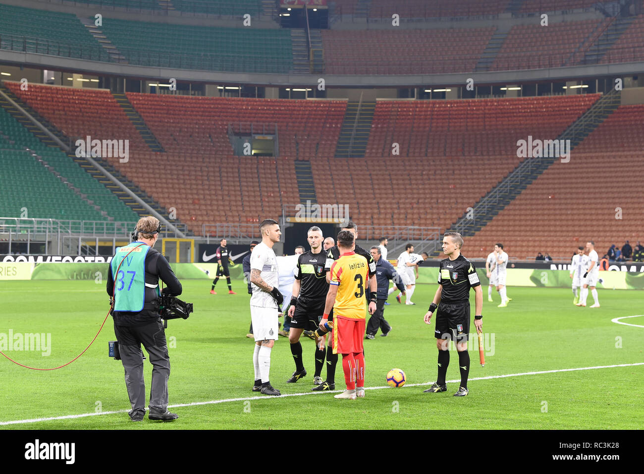 Foto Claudio Grassi/LaPresse 13 Maggio 2005 2019 Milano, Italia sport calcio Inter vs Benevento - Coppa Italia 2018/2019 Ottavi di Finale - Stadio Giuseppe Meazza. Nella Foto: Ich capitani con l&#x2019;arbitro Antonio Giua di Olbia prima del match Foto Claudio Grassi/LaPresse Januar 13, 2019 Mailand, Italien Sport Fussball FC Internazionale Mailand vs Benevento Calcio - Italienische Fußball-Cup Coppa Italia 2018/2019 Runde 16 - Giuseppe Meazza Stadion. In der Pic: Kapitäne vor dem Spiel. Stockfoto