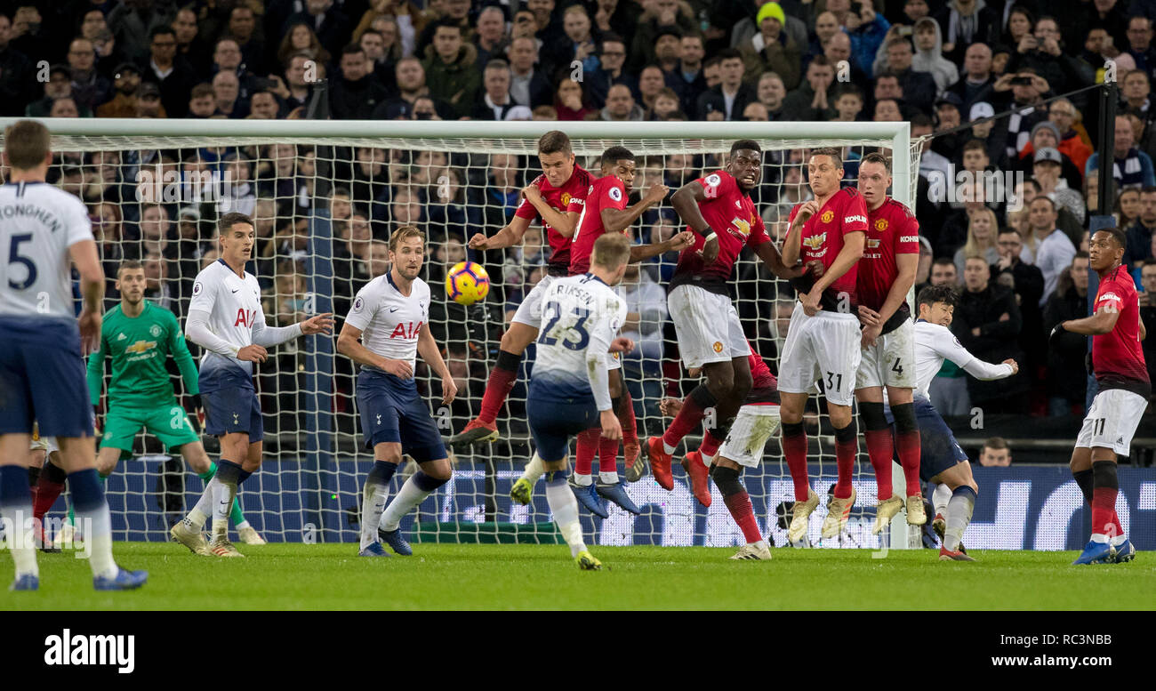 London, Großbritannien. 13. Januar 2019. Man Utd Spieler springen wie Christian Eriksen der Sporen Freistoß beim Premier League Spiel zwischen Manchester United und Tottenham Hotspur im Wembley Stadion, London, England Hits am 13. Januar 2019. Foto von Andy Rowland. Credit: Andrew Rowland/Alamy leben Nachrichten Stockfoto