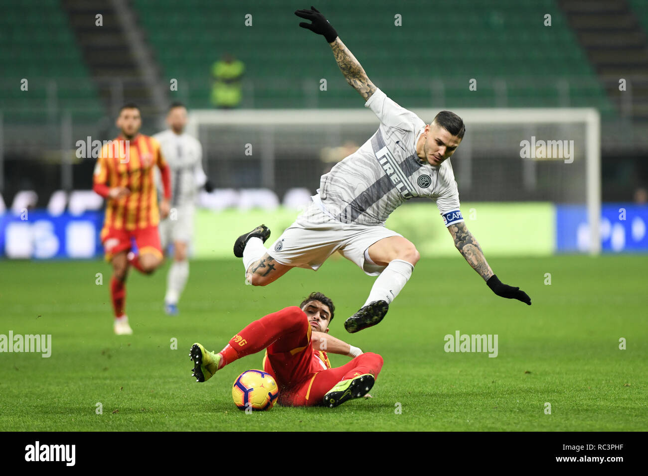 Mailand, Italien. 13. Jan 2019. Vorwärts Mauro Icardi (Inter) während der italienischen Pokal "Coppa Italia" Fußballspiel, Inter Mailand vs Benevento Calcio San Siro Meazza Stadion in Mailand, Italien, am 13. Januar 2019. Das Fußballspiel ist hinter verschlossenen Türen gespielt nach Neapel der senegalesischen Spieler Kalidou Koulibaly war Gegenstand einer rassistischen Gesänge vom FC Internazionale's 'ultra'-Fans während der Boxing Day übereinstimmen. Credit: Piero Cruciatti/Alamy leben Nachrichten Stockfoto