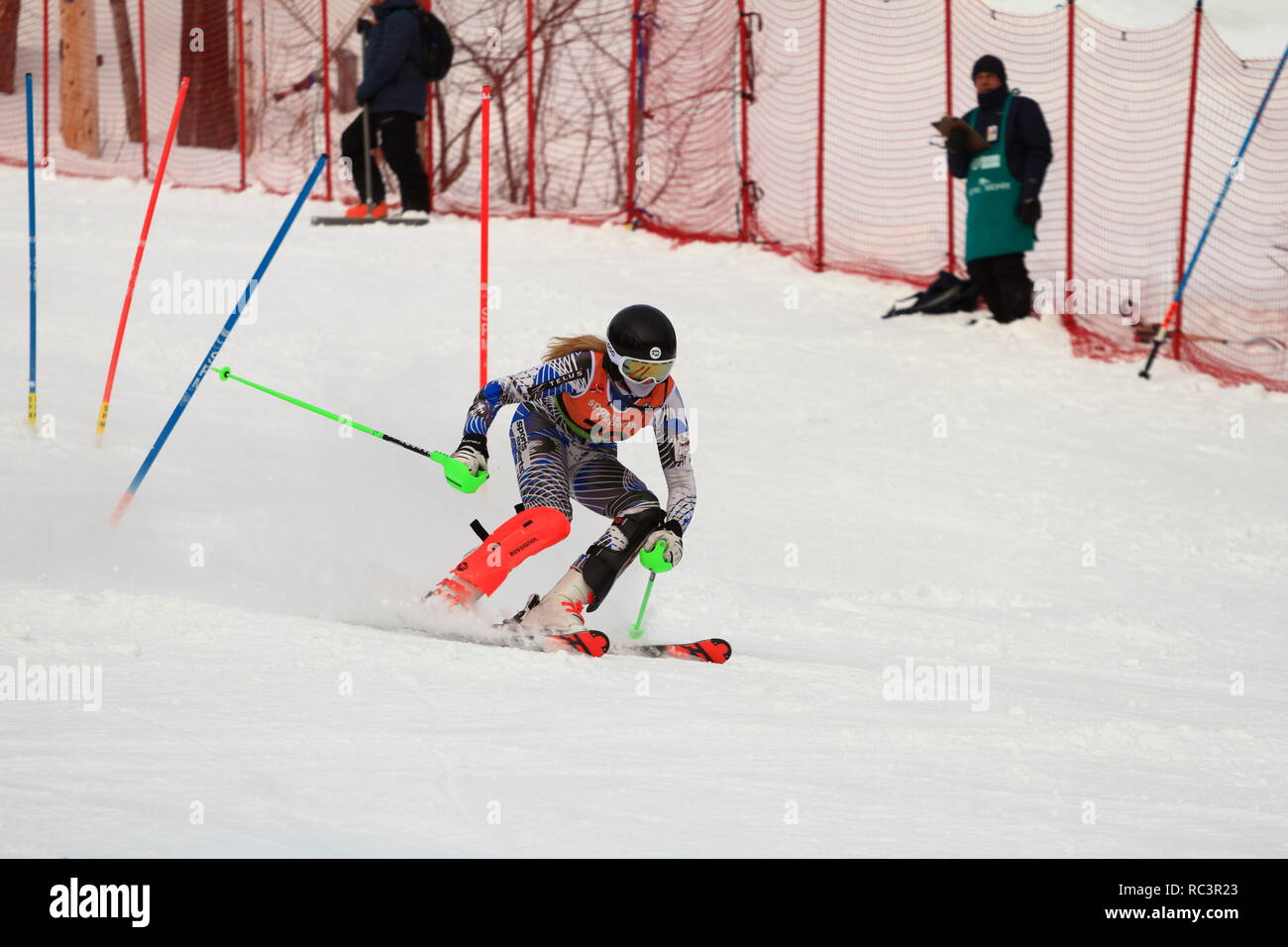 Quebec, Kanada. 13. Jan 2019. Charlotte Heward von Kanada konkurriert in der Super Serie Sports Experts Damen slalom Rennen in Val Saint-Come Kredit statt: Richard prudhomme/Alamy leben Nachrichten Stockfoto