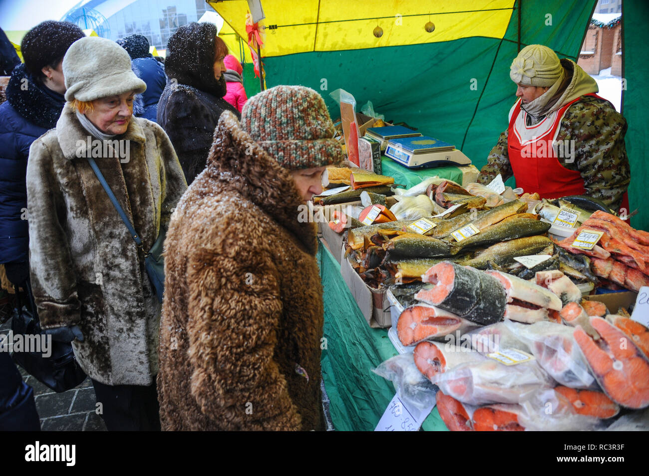 Tambow, Tambow, Russland. 13 Jan, 2019. Messe an der gastronomischen Festival in Tambow (Russland). In der Foto - ältere Frauen (Käufer) an der Theke mit Fisch Credit: Demian Stringer/ZUMA Draht/Alamy leben Nachrichten Stockfoto