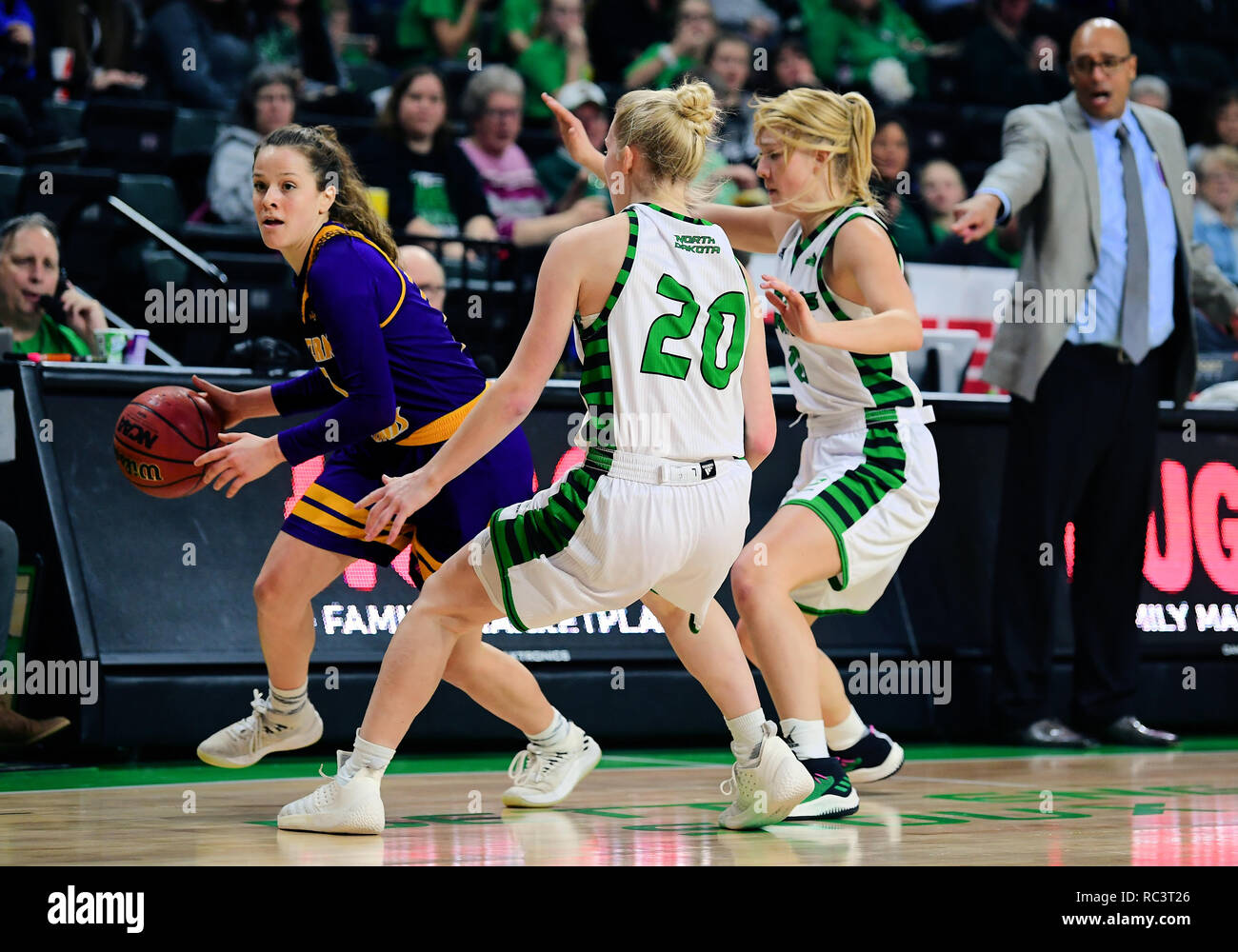 Grand Forks, ND, USA. 13 Jan, 2019. Der Western Illinois leathernecks guard Olivia Kaufmann (13) dribbelt Vergangenheit North Dakota kämpfenden Falken guard Mikayla Reinke (20) während der NCAA Frauen Basketball Spiel zwischen der Western Illinois kämpfende Leathernecks und und von der Universität von North Dakota Kampf gegen die Falken an der Betty Engelstad Sioux Center in Grand Forks, ND. Der Western Illinois gewann 92-80. Foto von Russell Hons/CSM/Alamy leben Nachrichten Stockfoto