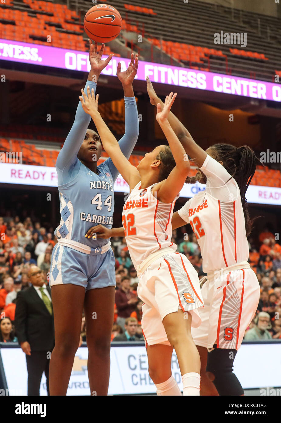 In Syracuse, New York, USA. 13 Jan, 2019. Januar 13, 2019: North Carolina Janelle Bailey (44) Foren. 3-Punkt Aufnahme, wie Syrakus Miranda Drummond (32) und Amaya Finklea-Guity (22) nicht in der Lage, ihr während der NCAA Basketball matchup zwischen Syrakus Orangewomen und an der Universität von Nord-Carolina Dame Tar Heels an der Carrier Dome in Syracuse, New York zu stoppen. Syrakus führt die erste Hälfte über North Carolina 56-37. Nick Serrata/Eclipse Sportswire/CSM/Alamy leben Nachrichten Stockfoto