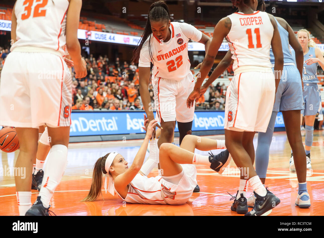 In Syracuse, New York, USA. 13 Jan, 2019. Januar 13, 2019: Syracuse Amaya Finklea-Guity (22) hilft Mannschaftskamerad Tiana Mangakahia (4) nach einem Foul während der NCAA Basketball matchup zwischen Syrakus Orangewomen und an der Universität von Nord-Carolina Dame Tar Heels an der Carrier Dome in Syracuse, New York. Syrakus führt die erste Hälfte über North Carolina 56-37. Nick Serrata/Eclipse Sportswire/CSM/Alamy leben Nachrichten Stockfoto