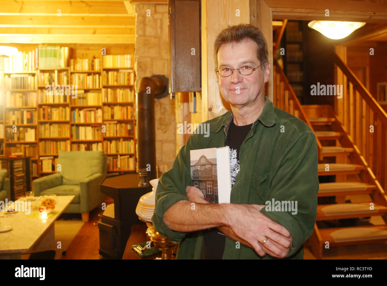 21. November 2018, Mecklenburg-Vorpommern, Lübstorf: Die Mecklenburger Seenplatte Thema Lutz Dettmann steht in seiner Bibliothek. In seinem Buch "Und über uns der weiten Himmel' erzählt er die Geschichte der baltischen Deutschen. (Dpa 'Mecklenburger mit Estland in seinem Herzen - zweiter Roman veröffentlicht") Foto: Danny Gohlke/dpa Stockfoto