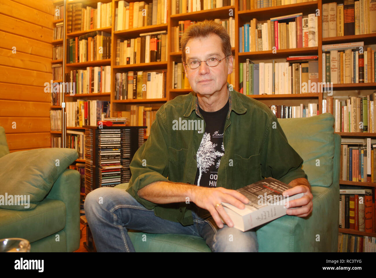21. November 2018, Mecklenburg-Vorpommern, Lübstorf: Die Mecklenburger Seenplatte Thema Lutz Dettmann sitzt in seiner Bibliothek. In seinem Buch "Und über uns der weiten Himmel' erzählt er die Geschichte der baltischen Deutschen. (Dpa 'Mecklenburger mit Estland in seinem Herzen - zweiter Roman veröffentlicht") Foto: Danny Gohlke/dpa Stockfoto