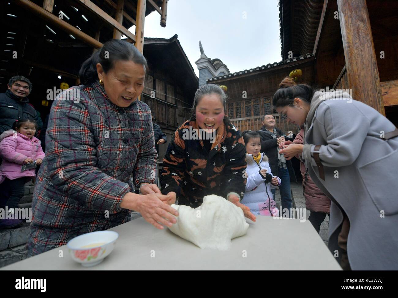 Enshi, Hubei Provinz Chinas. 13 Jan, 2019. Die Leute machen Ciba, oder Glutenhaltigen Reis Kuchen in Xuanen County Enshi der Tujia und Miao Autonomen Präfektur, die Zentrale China Provinz Hubei, Jan. 13, 2019. Menschen in China bereiten Sie den kommenden Frühling Festival, das am 5 in diesem Jahr fällt zu feiern. Credit: Song Wen/Xinhua/Alamy leben Nachrichten Stockfoto