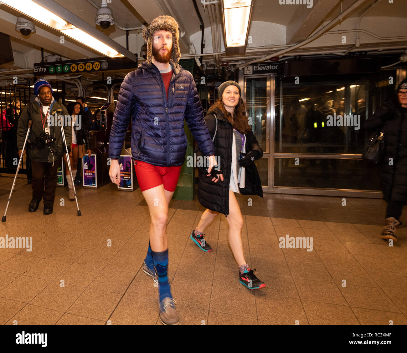 U-Bahn Fahrer ohne Hosen im jährlichen Keine Hosen mit der U-Bahn beteiligt, am Union Square U-Bahn Station in New York City. Stockfoto